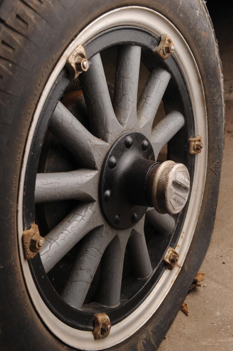 Колеса Auburn 6-66 Touring 1927 года  (фото 2 из 10)